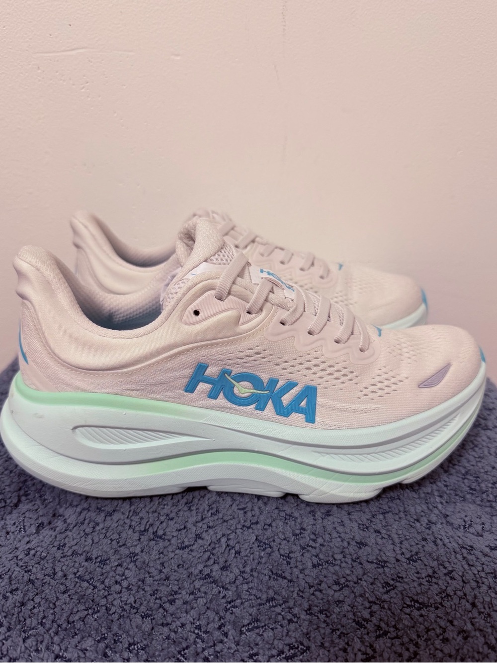 Hoka bondi 9 Women's Light Pink with Mint and Blue Active size 8B